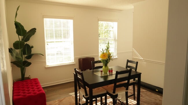 Building Photo - 3811 Armitage Dr