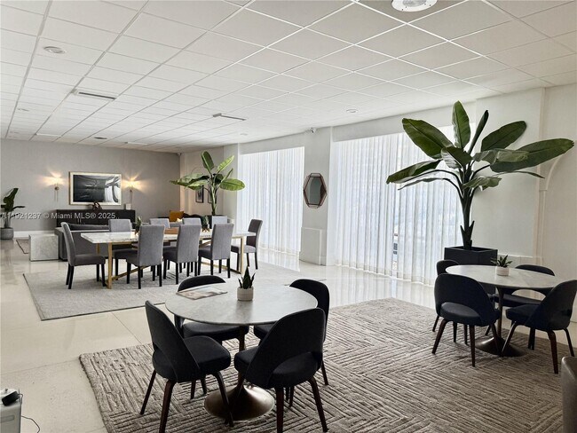 Building Photo - 3140 S Ocean Dr