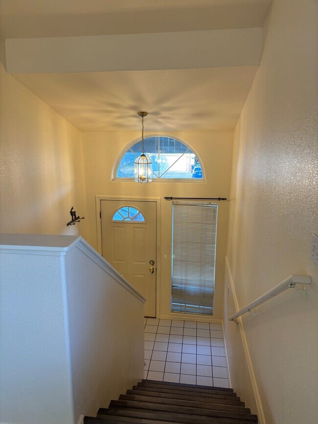 Building Photo - 726-728 E Spokane Ave