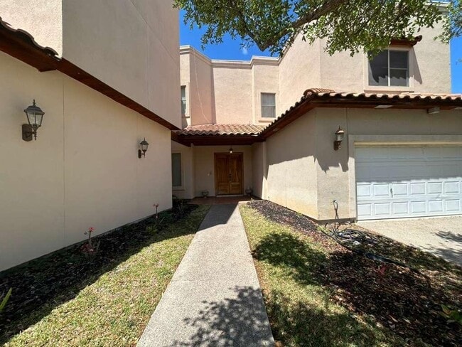 Building Photo - 2110 Bermuda Dr