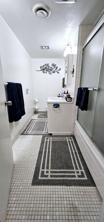 Shared bathroom - 1168 Herbert Ave