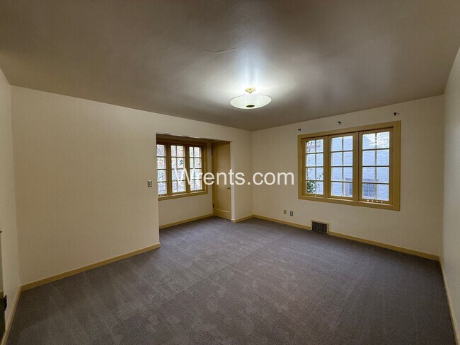 Building Photo - Stunning South Hill Home