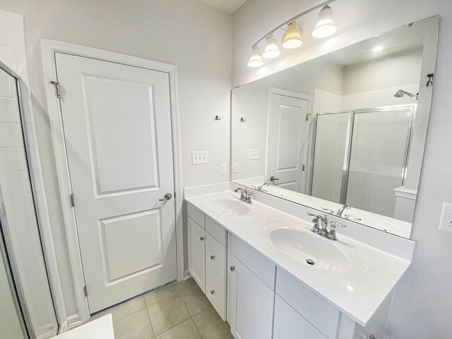 Building Photo - Modern 3-Bedroom in FoxCreek!