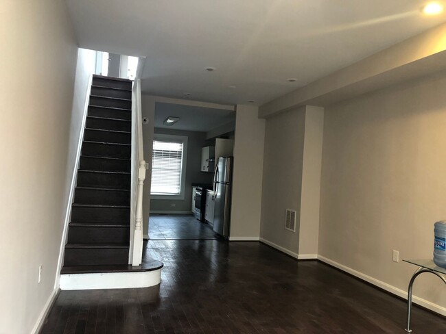 Building Photo - 2 Bedroom 1 bathroom with central air town...