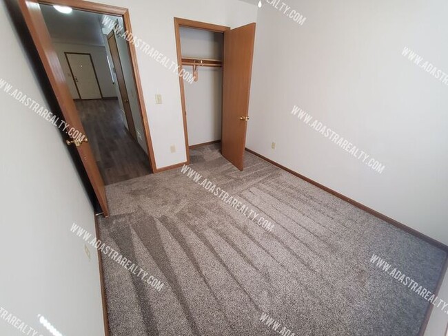 Building Photo - Affordable 2 Bedroom/2 Bath in Raymore-Ava...