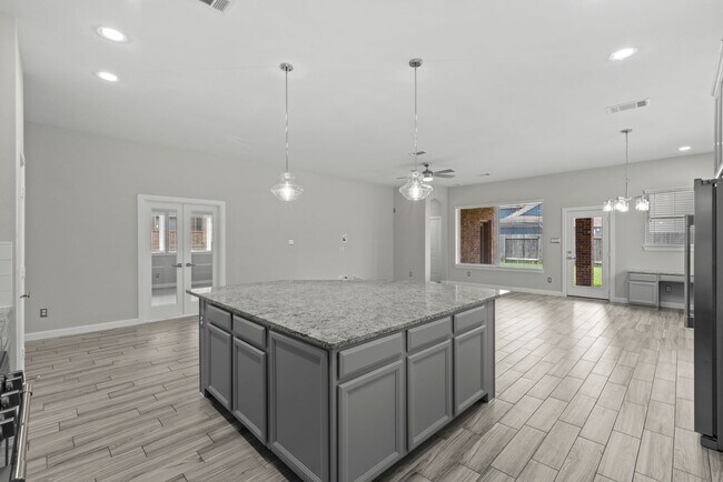 Building Photo - Come visit this beautiful home in the gate...