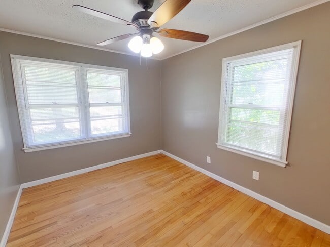 Building Photo - 1027 N Old Manor Rd