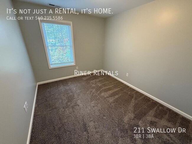 Building Photo - 211 Swallow Dr