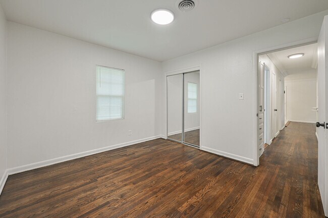 Building Photo - 3501 Sycamore Dr