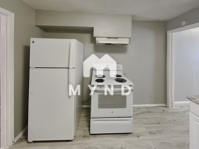 Building Photo - 1724 Pear St Unit 5