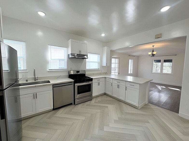 Building Photo - 126 N Hamilton Dr