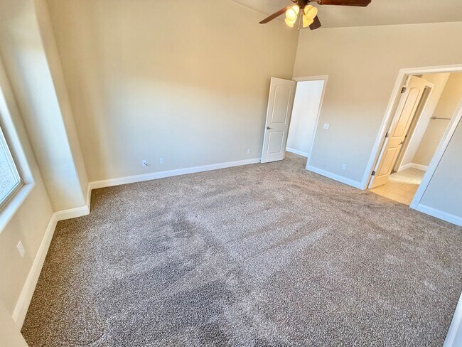 Building Photo - Charming 3 Bed 2 Bath + DEN/OFFICE Area!