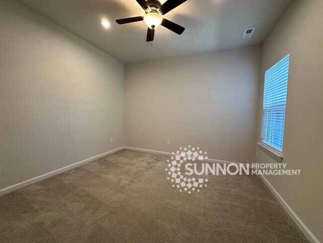Building Photo - Beautiful 4 Bed 3.5 Bath Townhome minutes ...
