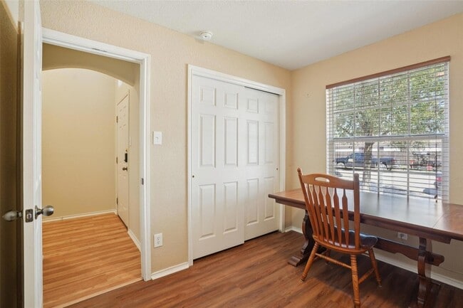 Building Photo - 410 S Water Ln