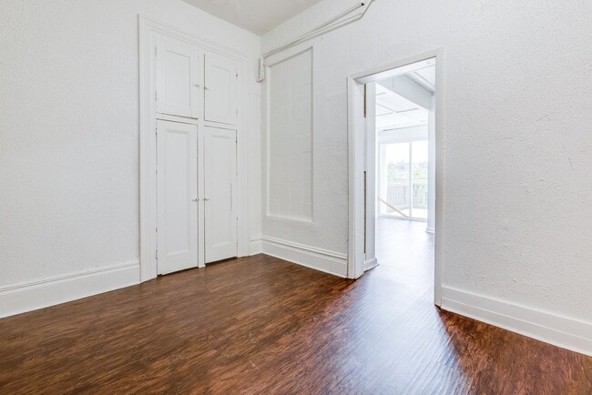 Building Photo - AVAILABLE July 2026 - Huge 5 Bedroom, 2 Bath Home in South Side Slopes w/ Garage Attached!