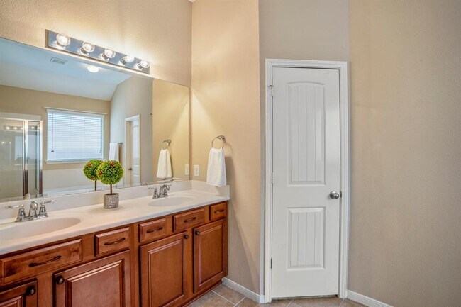 Building Photo - 1054 Forest Haven Ct
