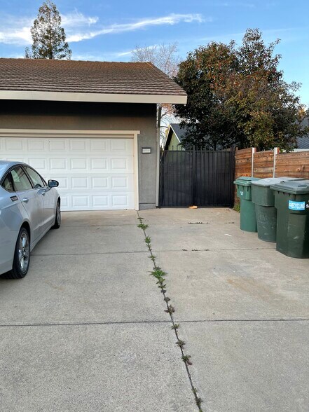 Drive way parking spot - 3747 Edison Ave