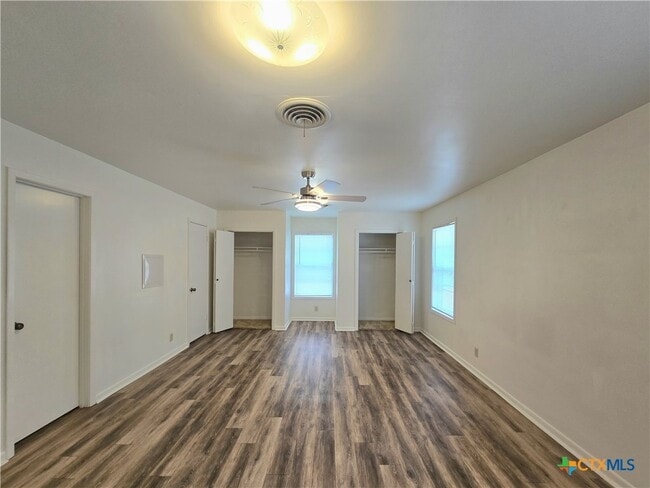 Building Photo - 1401 W Ave B