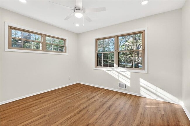 Building Photo - 2918 Highland Dr SE