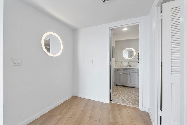 Building Photo - 3000 Holiday Dr