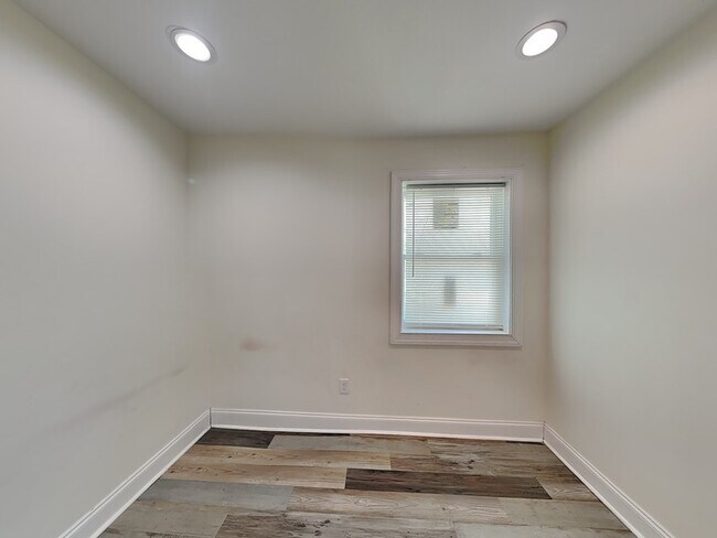 Building Photo - 219 12th St W