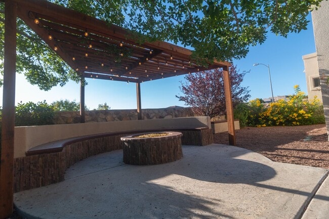 Building Photo - Stunning 4 bedroom, 2,5 bath home in West ...