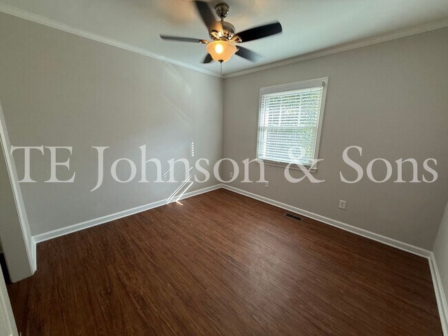 Building Photo - Modern 2-Bedroom with Granite Finishes & F...