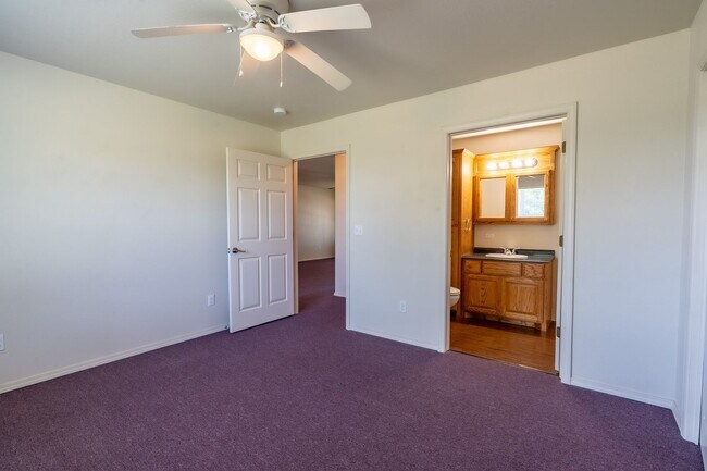 Building Photo - Cozy 2 Bedroom 2 Bathroom Townhome in Wagoner