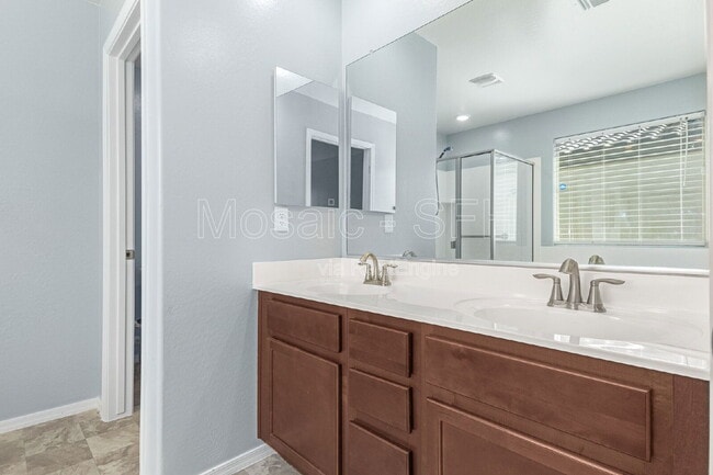 Building Photo - 1517 E Saint Catherine Ave