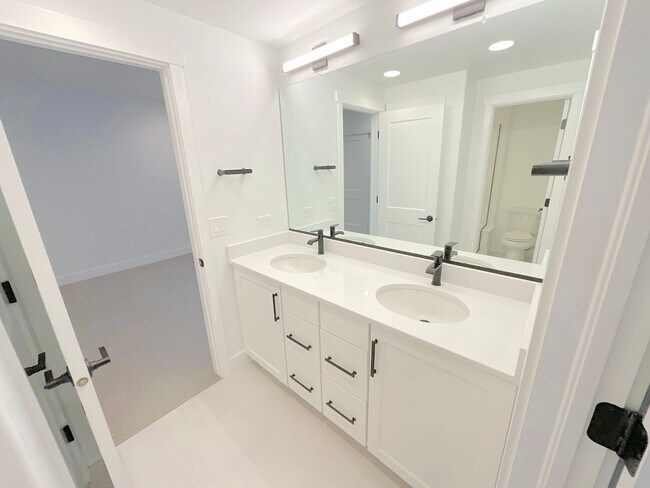 Building Photo - 5 Bedroom Home Available Near Baptist Rd &...