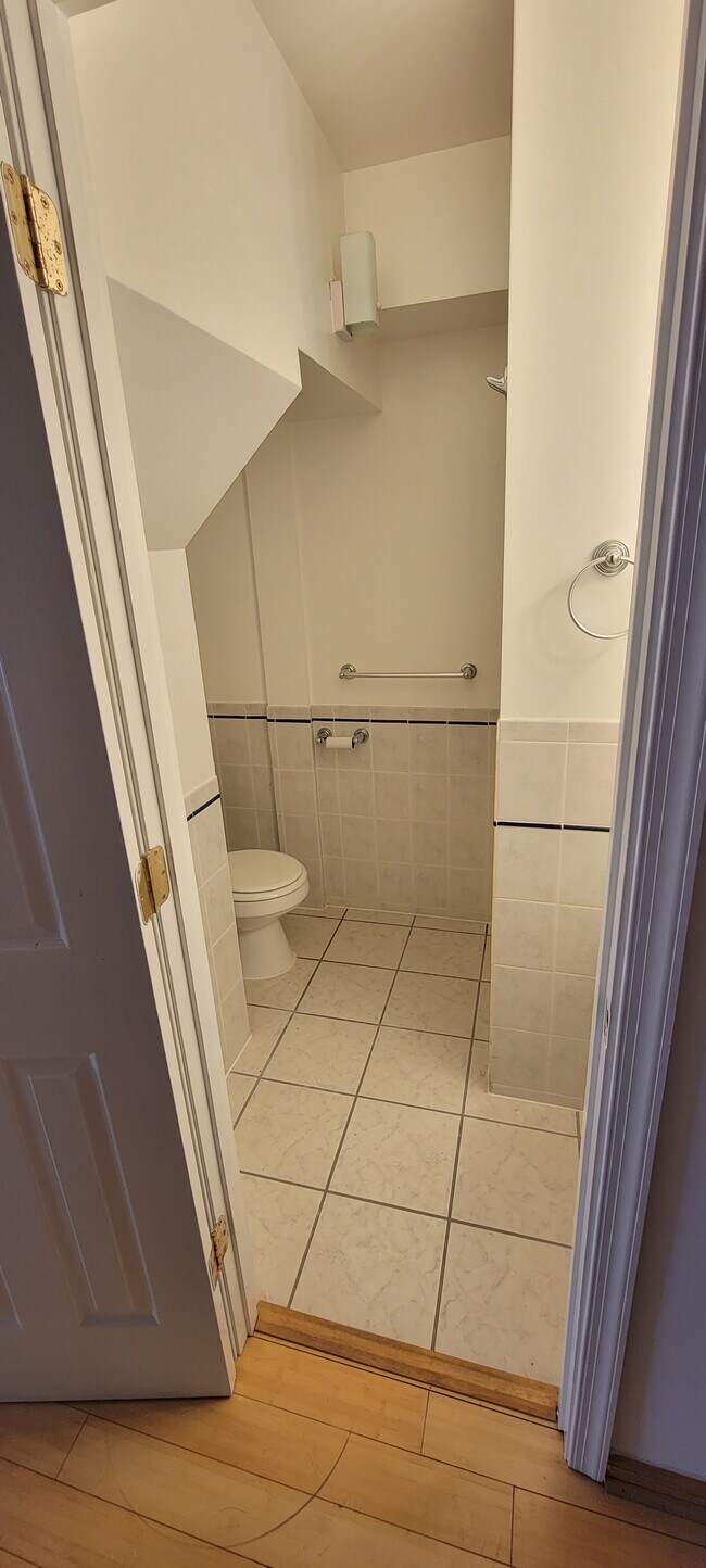 Ground floor bathroom with shower - 1632 Valencia Way