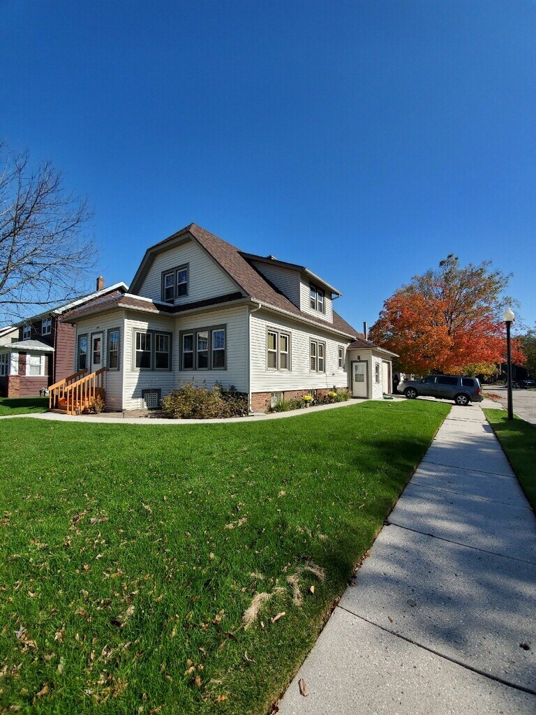 Building Photo - 944 Detroit St