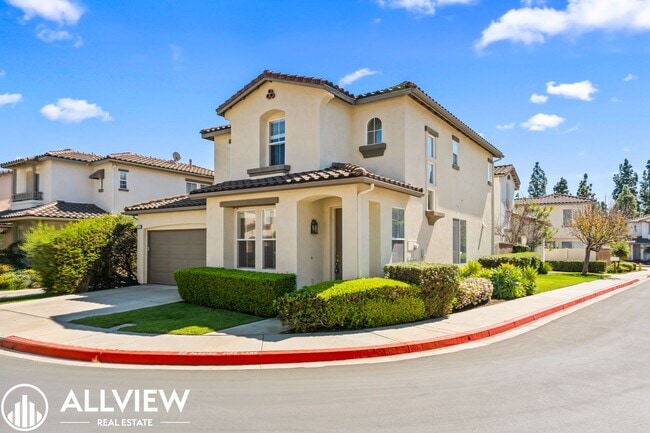 Building Photo - Bright & Spacious 3-Bedroom 2.5 Bath Home in Gated Oak Creek Community