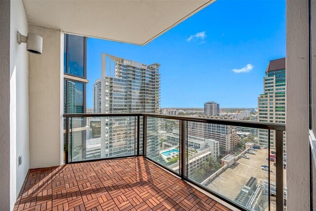 Building Photo - 1 Beach Dr SE