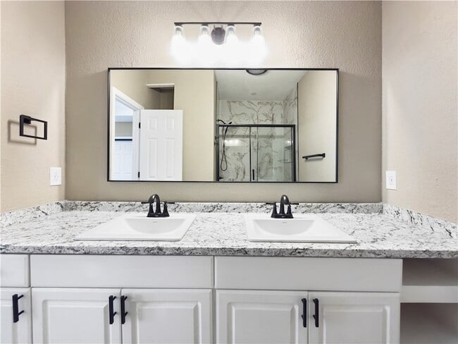 Building Photo - 1305 W Villa Maria Rd