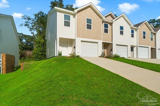 Building Photo - 1116 Coniferous Ave