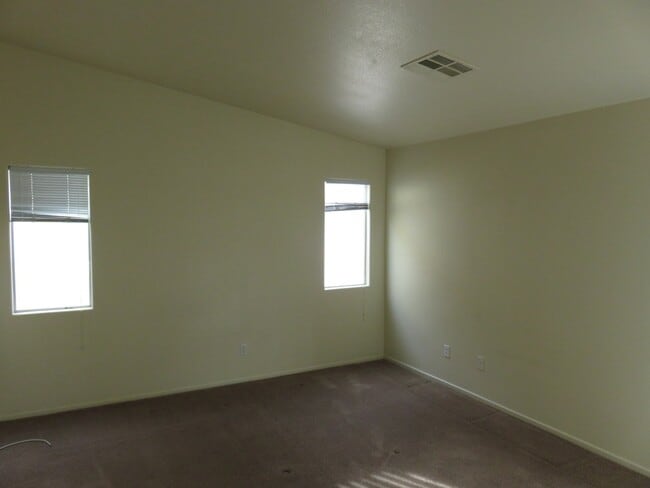 Building Photo - Huge family room with kitchen nicely tucked in the middle.