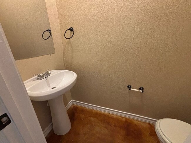 Building Photo - Spacious 3-Bedroom Townhome – Great Location!