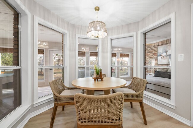 Building Photo - Lakefront Luxury Retreat, 5 Beds, 3 Baths, Quiet Gated Community.