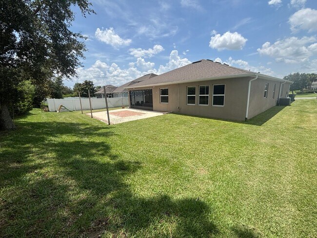 Building Photo - Spacious 4/2.5 Near 200