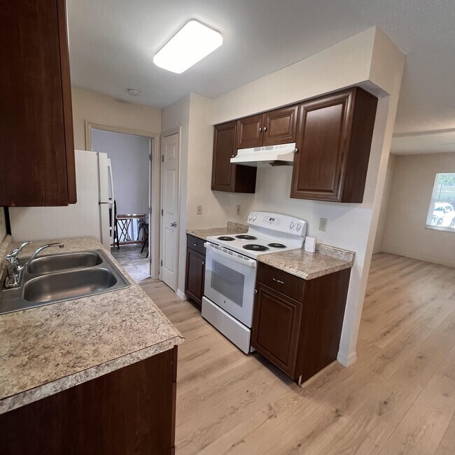 Building Photo - 2532 Stratford Dr