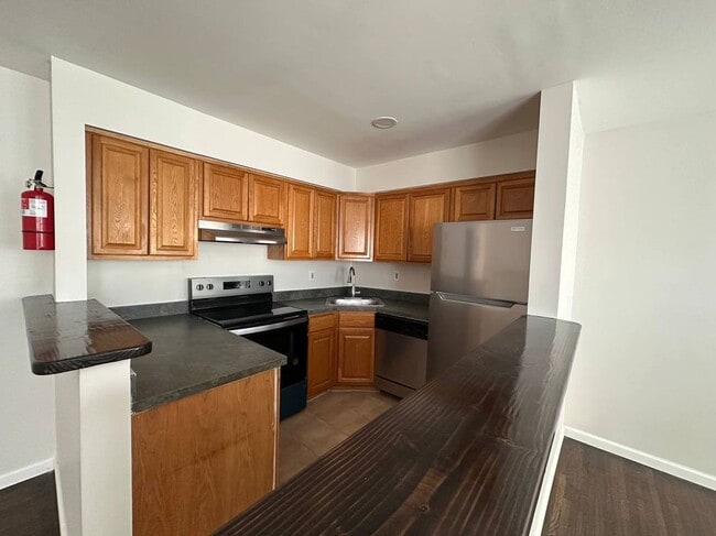 Building Photo - 581 Patten Ave