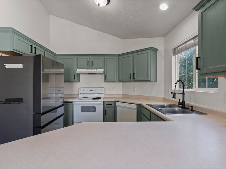 Building Photo - 2119 N Aurora Way