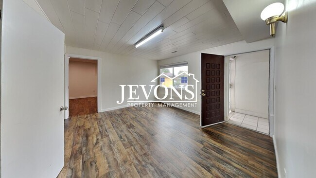 Building Photo - $1,000 Rent Credit if move-in occurs befor...