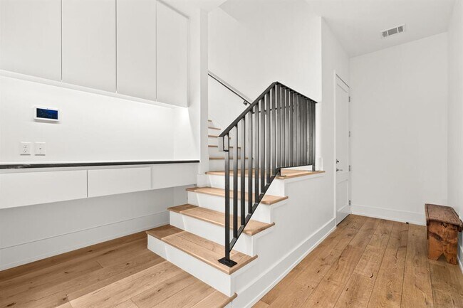 Building Photo - 615 Harthan St
