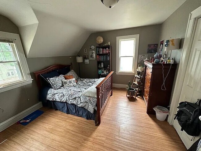 Building Photo - Charming 3 Bedroom with Sundeck!!!
