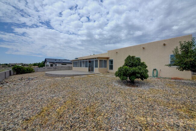 Building Photo - Amazing 4 Bedroom with Views SE Rio Rancho!