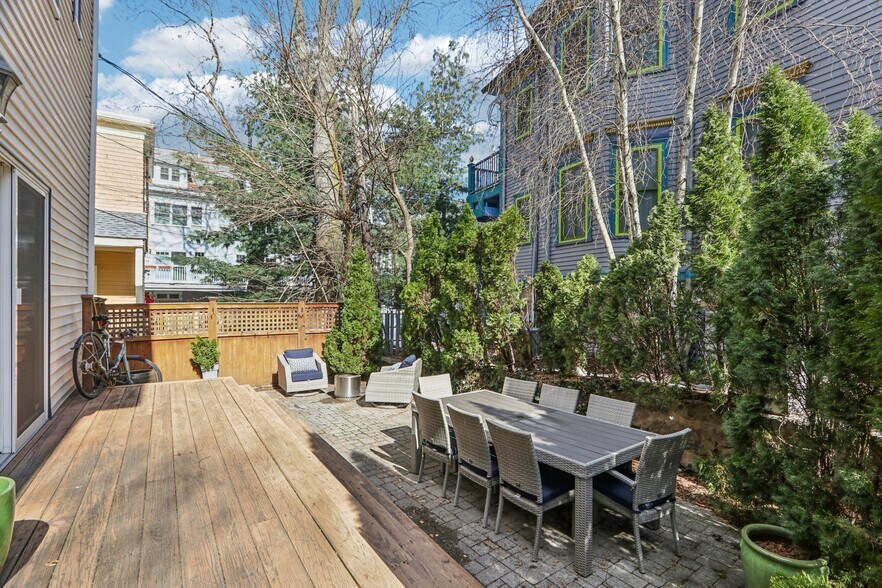 Building Photo - 424 Centre St