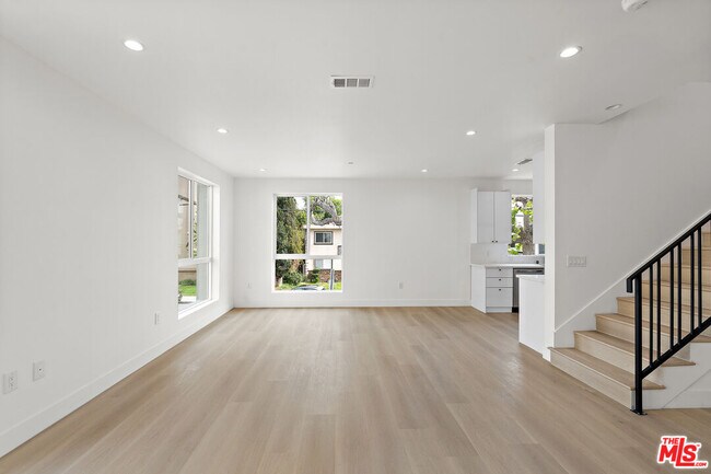 Building Photo - 10742 Hortense St