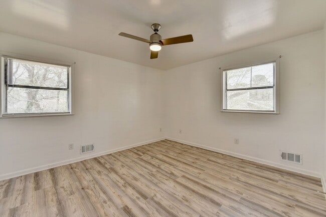 Building Photo - 4 Bedroom/2 Bath Renovated Home Available ...